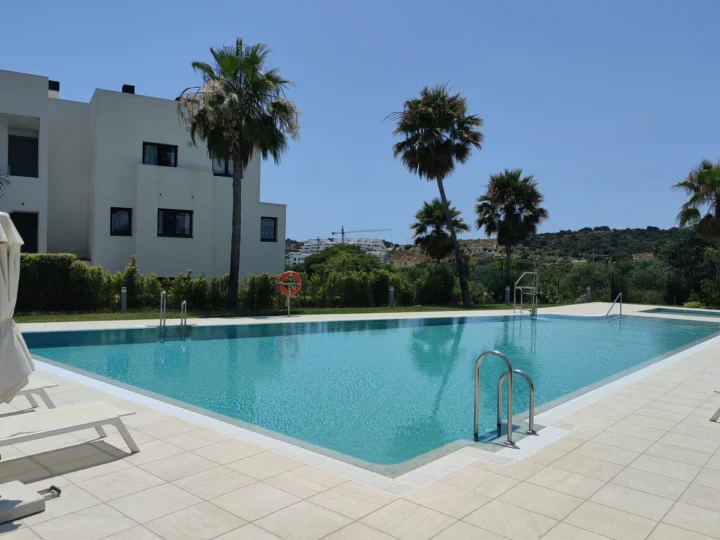 Apartament na środkowym piętrze Estepona