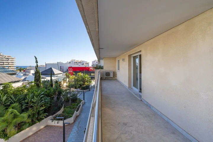 Apartament na środkowym piętrze Puerto Banús