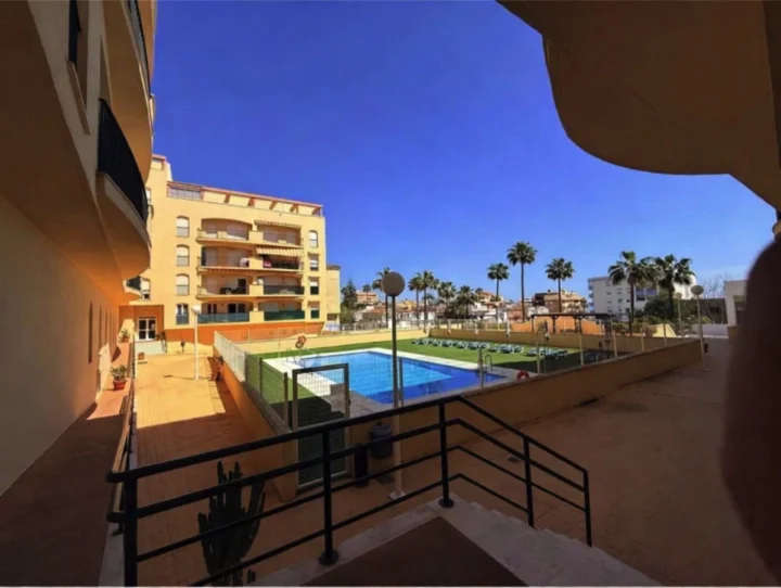 Apartament na środkowym piętrze San Luis de Sabinillas