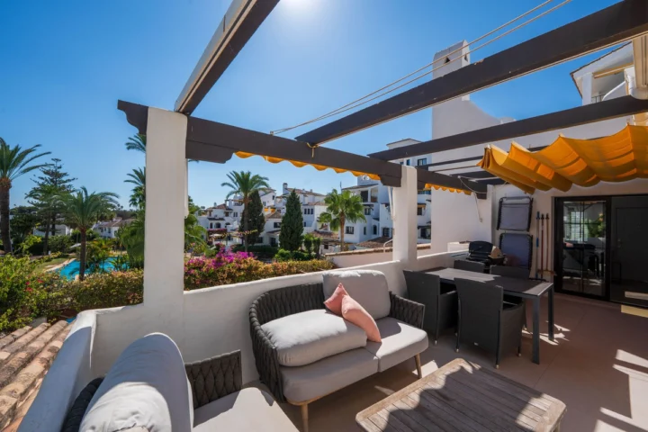 Apartament na środkowym piętrze Nueva Andalucía