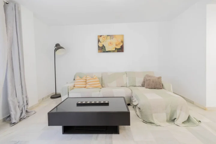 Apartament na środkowym piętrze Las Lagunas
