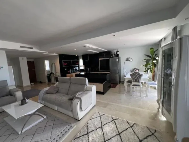 Apartament na środkowym piętrze Nueva Andalucía