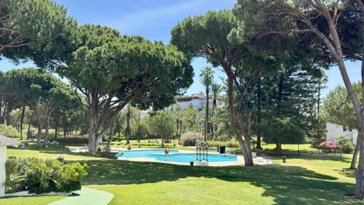 Apartament na środkowym piętrze Puerto Banús