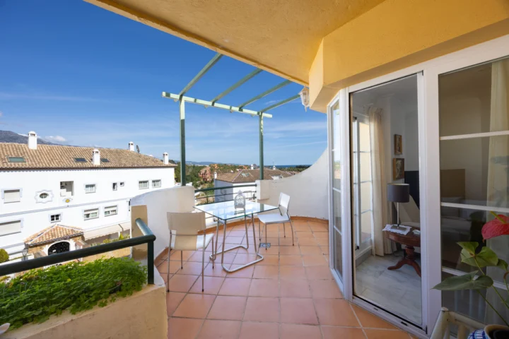 Apartament na środkowym piętrze Nueva Andalucía