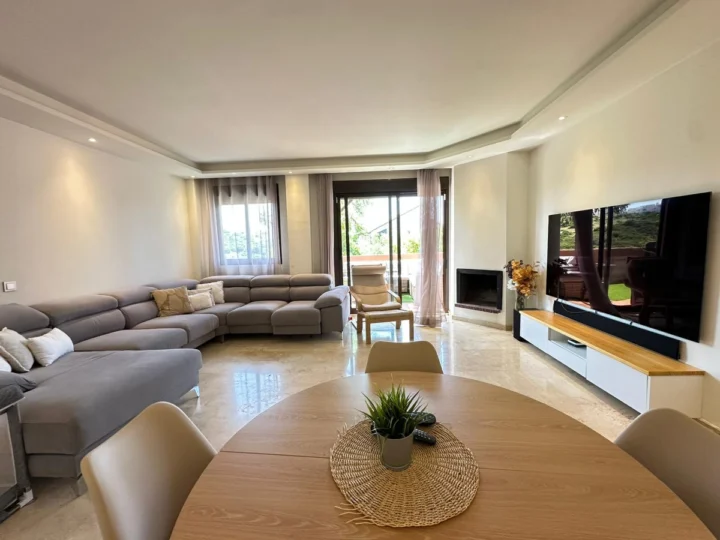 Apartament na środkowym piętrze Casares Playa