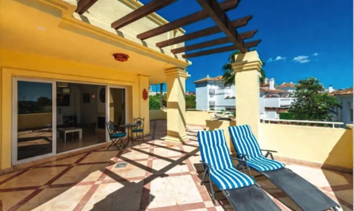 Apartament na środkowym piętrze Casares Playa