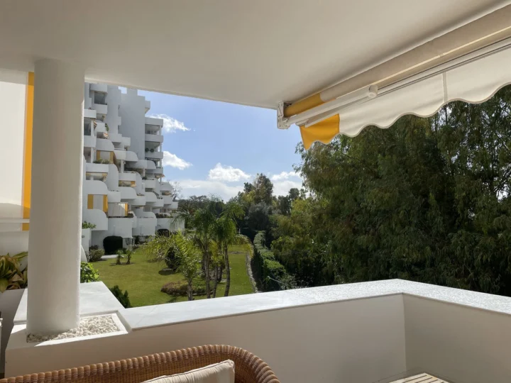 Apartament na środkowym piętrze Guadalmina Alta