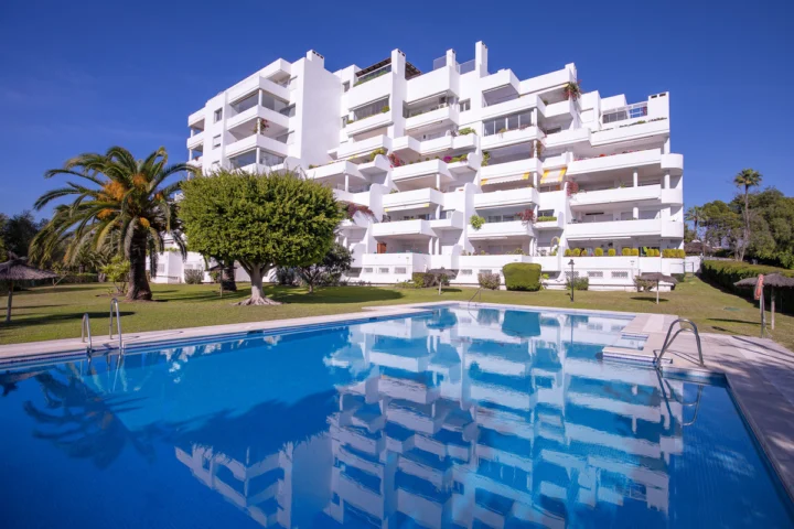 Apartament na środkowym piętrze Guadalmina Alta
