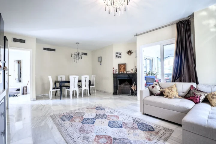 Apartament na środkowym piętrze Nueva Andalucía