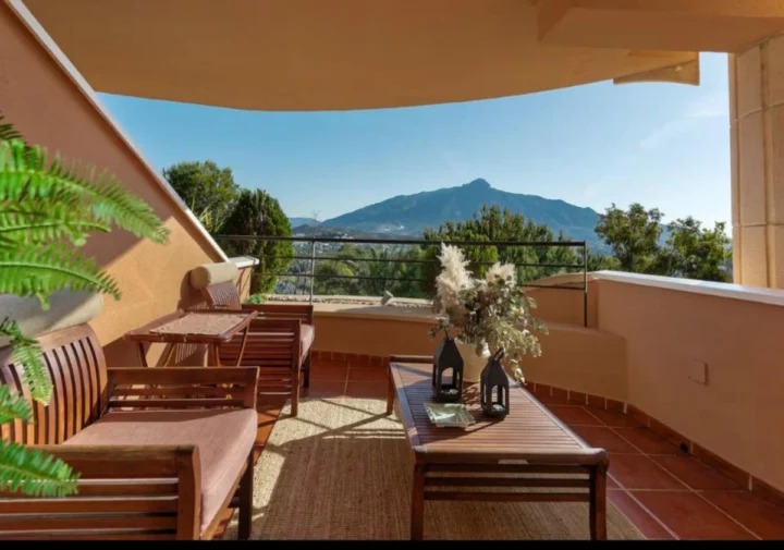 Apartament na środkowym piętrze Nueva Andalucía