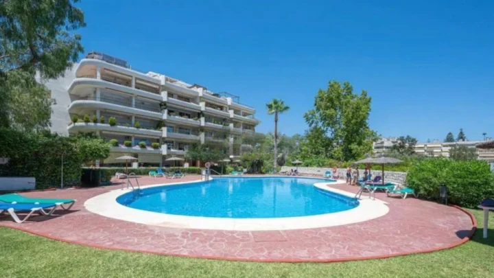 Apartament na środkowym piętrze Guadalmina Alta