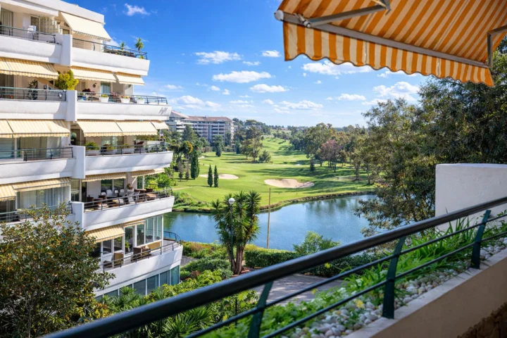Apartament na środkowym piętrze Guadalmina Alta