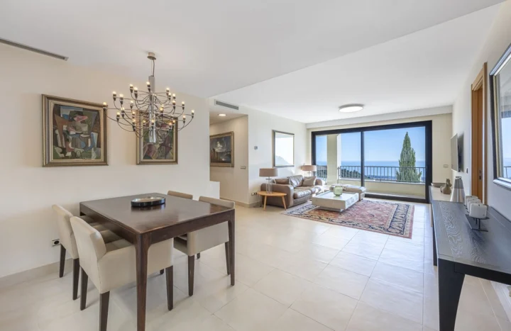 Apartament na środkowym piętrze Altos de los Monteros