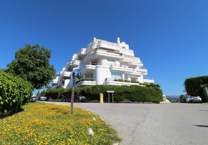 Apartament na środkowym piętrze Guadalmina Alta