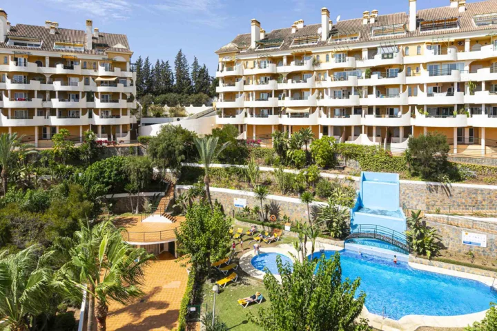 Apartament na środkowym piętrze Nueva Andalucía