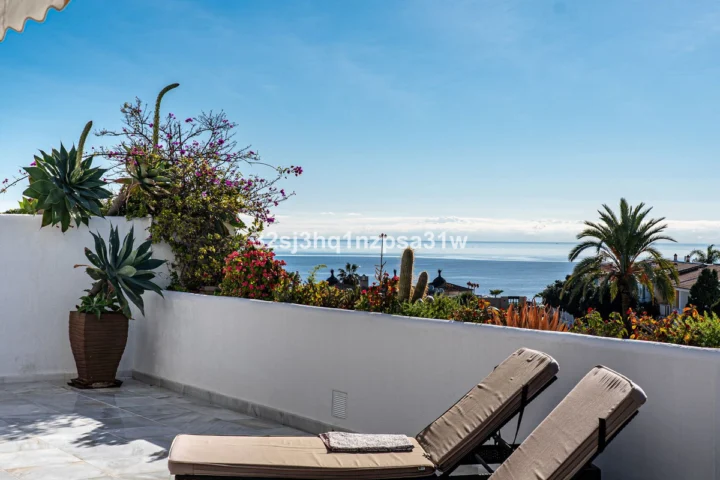Apartament na środkowym piętrze Guadalmina Baja