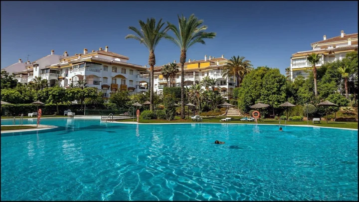 Apartament na środkowym piętrze Nueva Andalucía