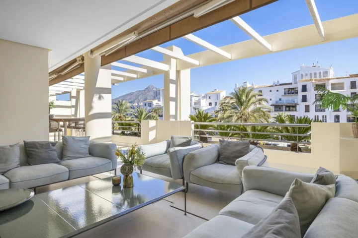 Apartament na środkowym piętrze Puerto Banús