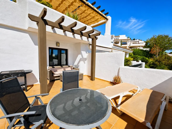 Apartament na środkowym piętrze Casares Playa