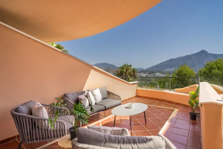 Apartament na środkowym piętrze Nueva Andalucía