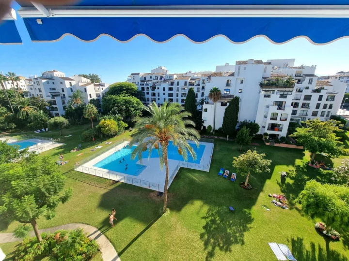 Apartament na środkowym piętrze Puerto Banús