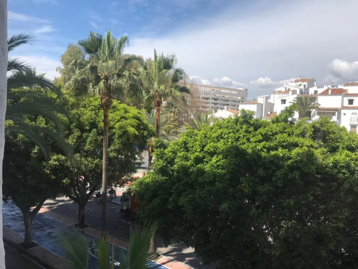Apartament na środkowym piętrze Puerto Banús