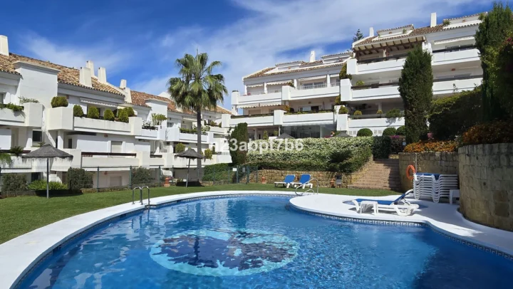 Apartament na środkowym piętrze Nueva Andalucía