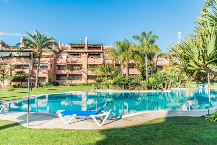Apartament na środkowym piętrze Guadalmina Baja