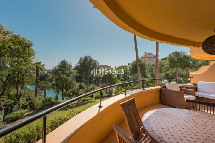 Apartament na środkowym piętrze Elviria