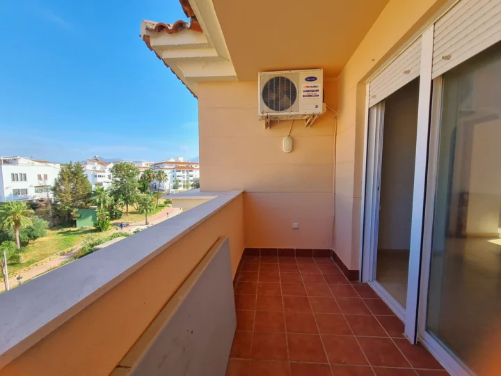 Apartament na środkowym piętrze San Luis de Sabinillas