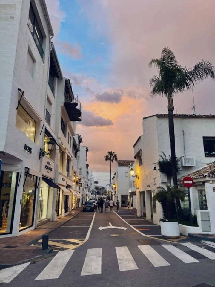Apartament na środkowym piętrze Puerto Banús