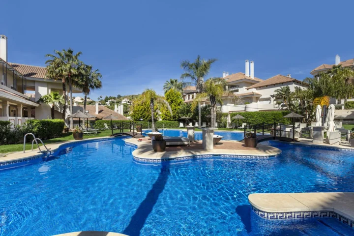 Apartament na środkowym piętrze Nueva Andalucía