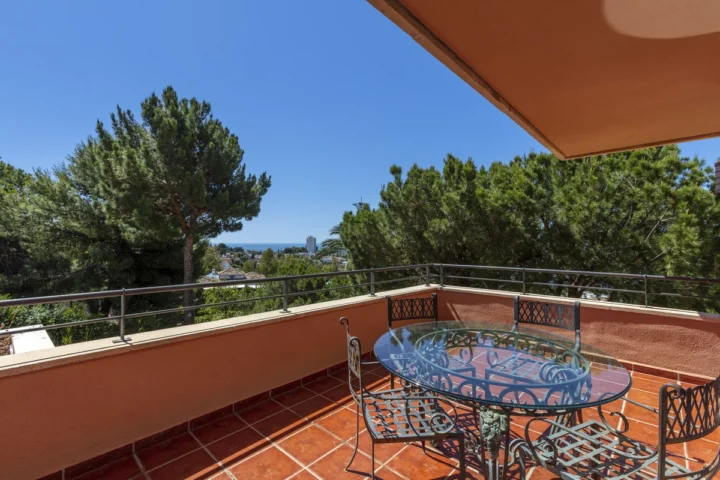 Apartament na środkowym piętrze Nueva Andalucía