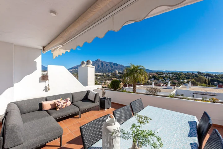 Apartament na środkowym piętrze Nueva Andalucía