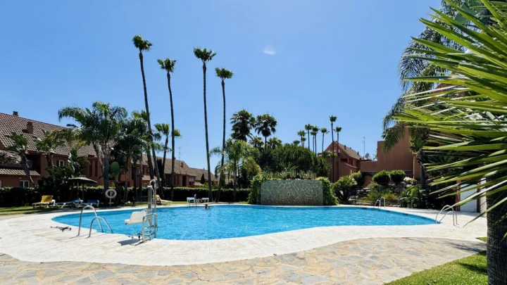 Apartament na środkowym piętrze Casares Playa