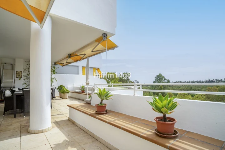 Apartament na środkowym piętrze Guadalmina Alta