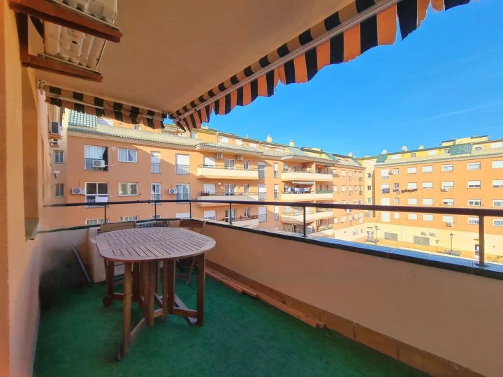 Apartament na środkowym piętrze San Luis de Sabinillas