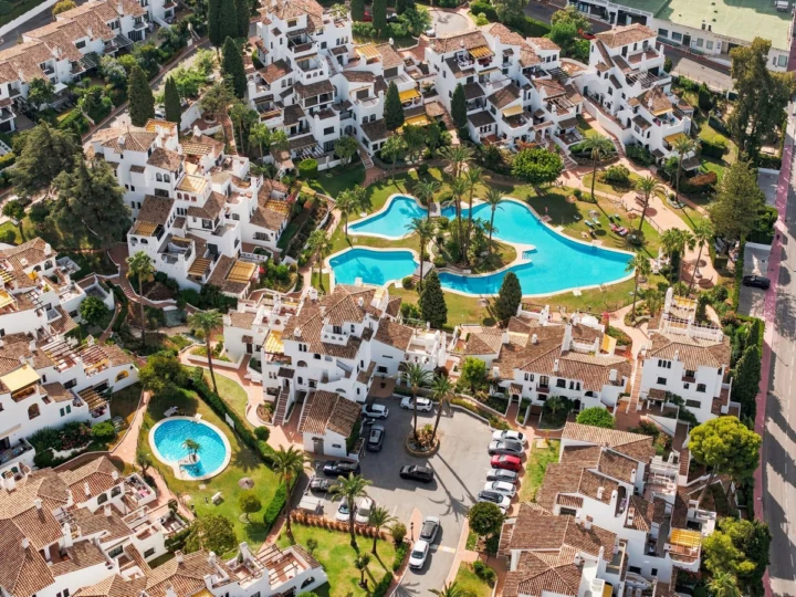 Apartament na środkowym piętrze Nueva Andalucía