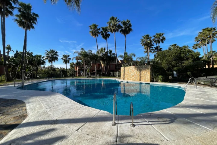 Apartament na środkowym piętrze Casares Playa