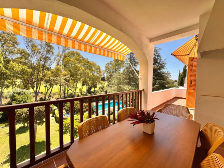 Apartament na środkowym piętrze Nueva Andalucía