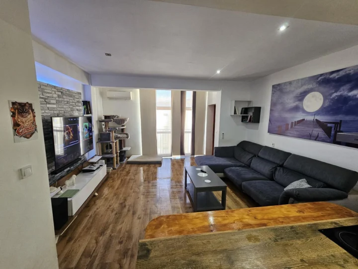 Apartament na środkowym piętrze La Colina