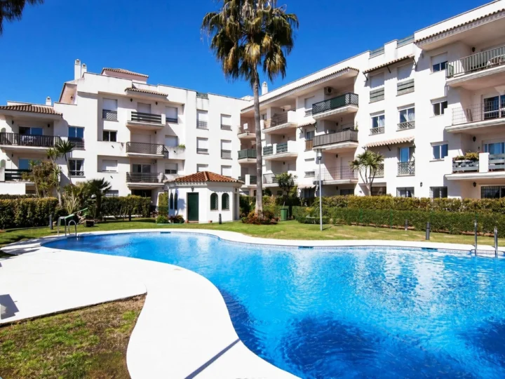 Apartament na środkowym piętrze Nueva Andalucía