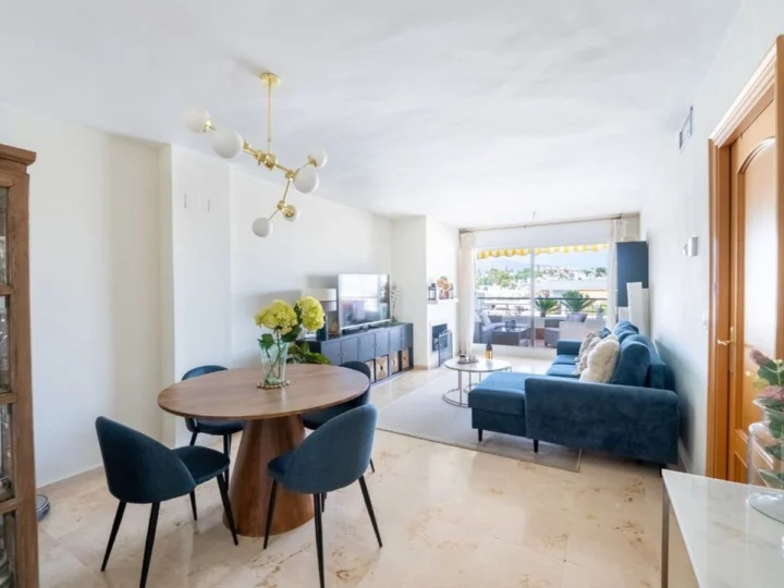 Apartament na środkowym piętrze Guadalmina Alta