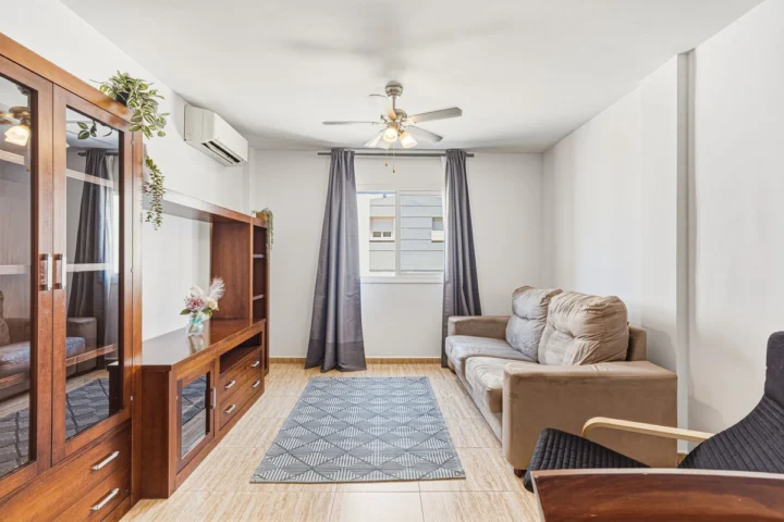 Apartament na środkowym piętrze Las Lagunas