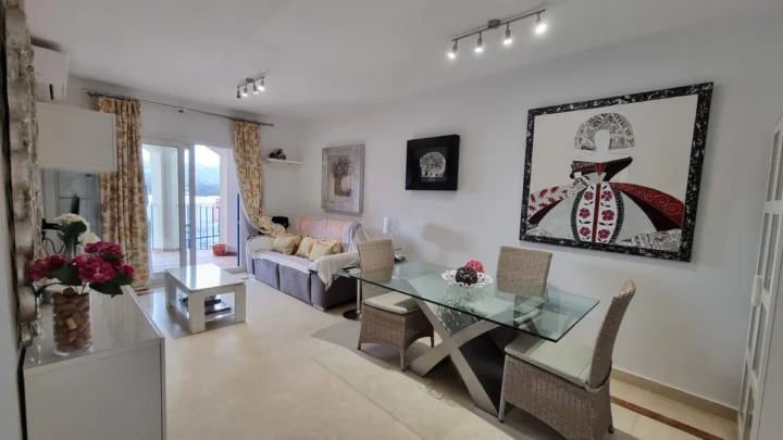 Apartament na środkowym piętrze San Luis de Sabinillas