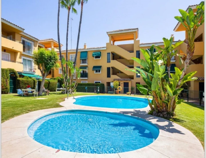 Apartament na środkowym piętrze Guadalmina Baja