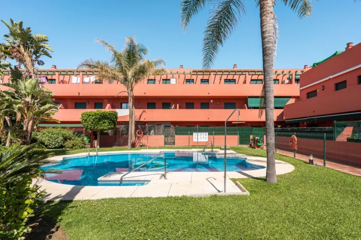 Apartament na środkowym piętrze Casares Playa