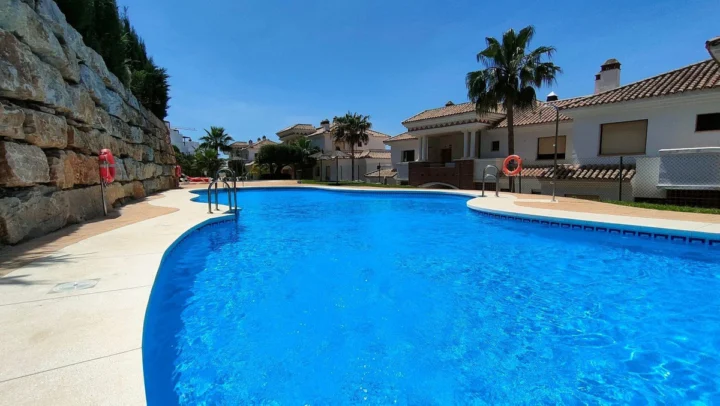 Apartament na środkowym piętrze Casares Playa