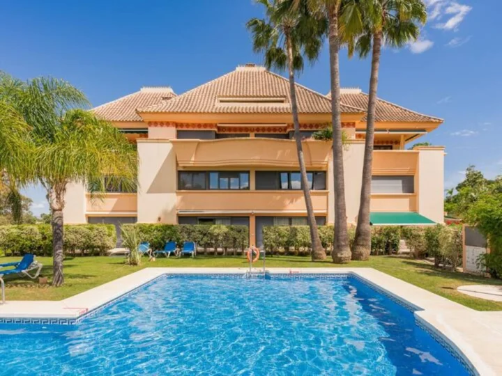 Apartament na środkowym piętrze Nueva Andalucía