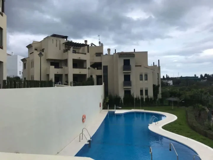 Apartament na środkowym piętrze Estepona